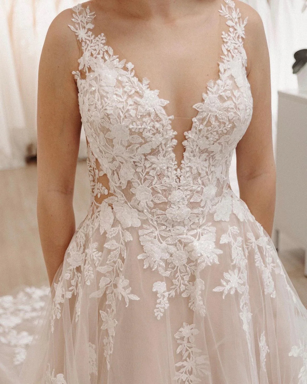 Elegant A Line V Neck Spaghetti Strap Tulle Backless Wedding Dresses with Appliques