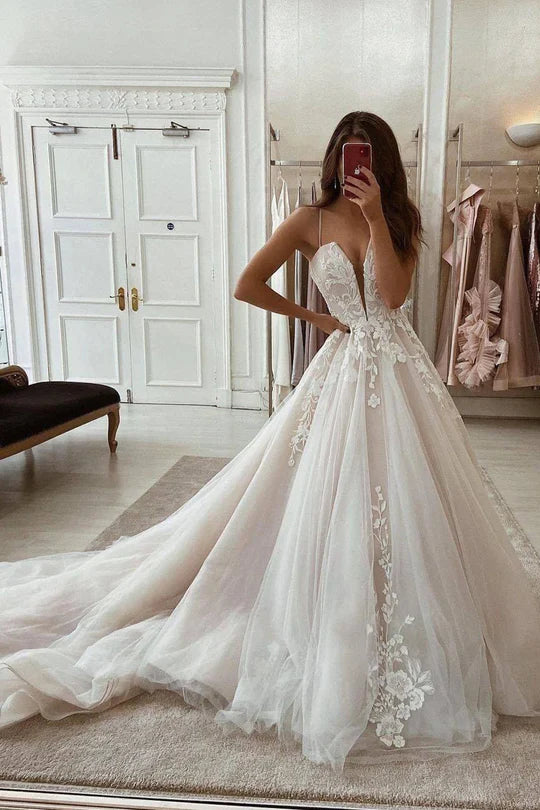 Charming Ball Gown V Neck Spaghetti Strap Tulle Wedding Dresses with Appliques