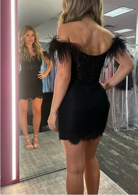 Cute Bodycon Sweetheart Off-the-Shoulder Black Lace Short Homecoming Dresses with Beaded