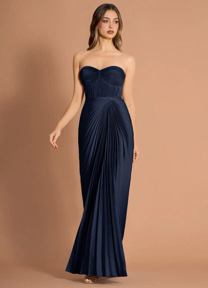 Elegant Navy Blue Strapless Pleated Gown with Sweetheart Neckline: Evening Dresses