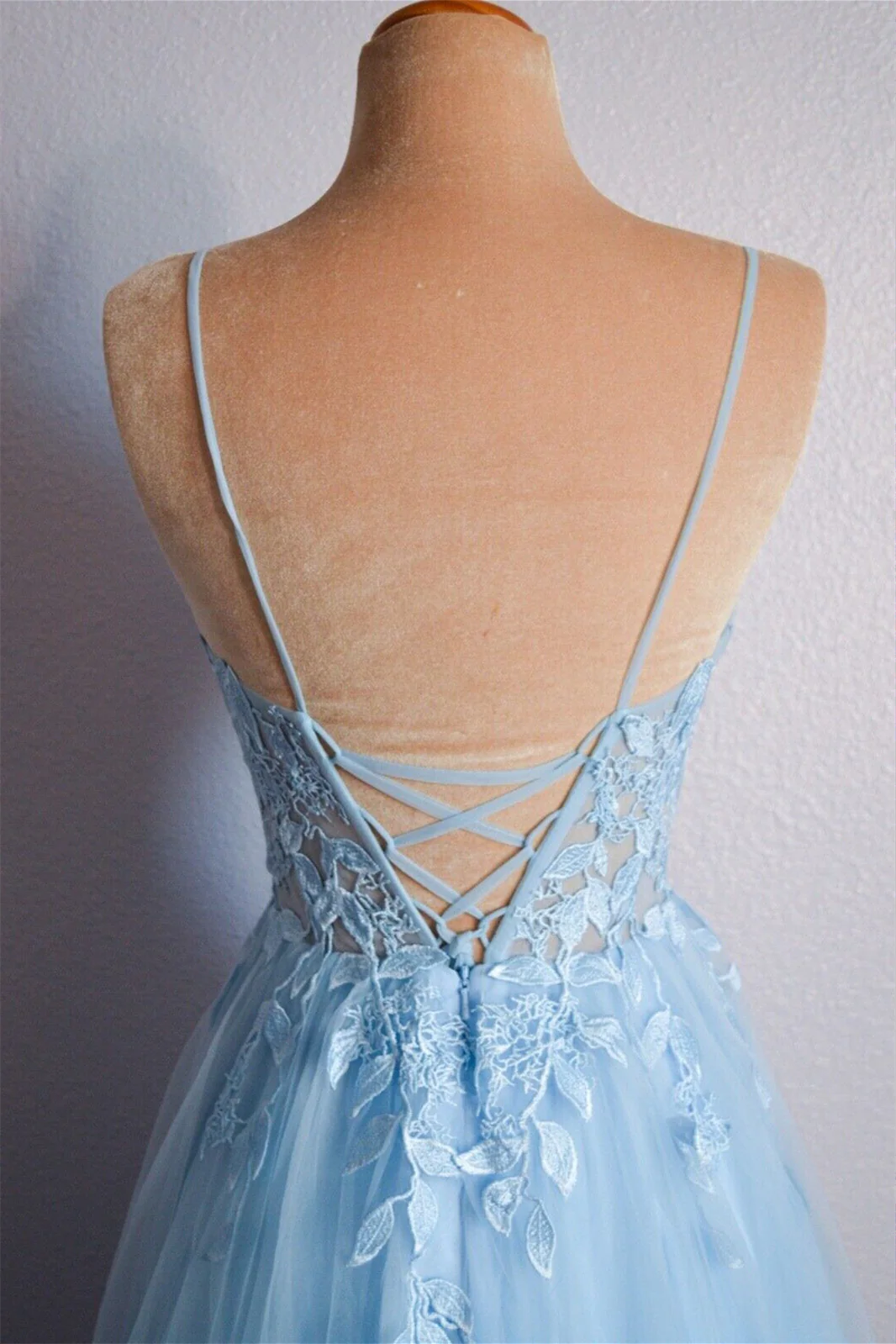 Sweep/Brush Train Dresses V Neck Lace-Up Appliques Tulle Long Prom Dress