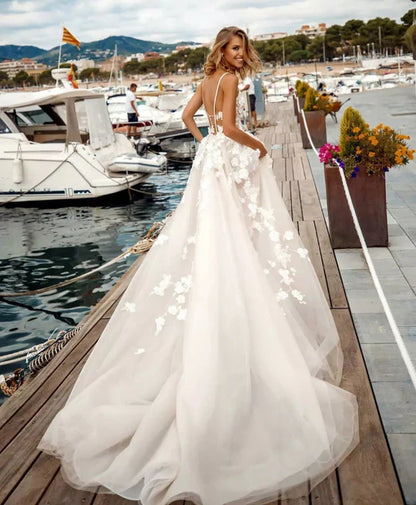 Gorgeous V Neck Spaghetti Strap Tulle Ivory Wedding Dresses with Appliques