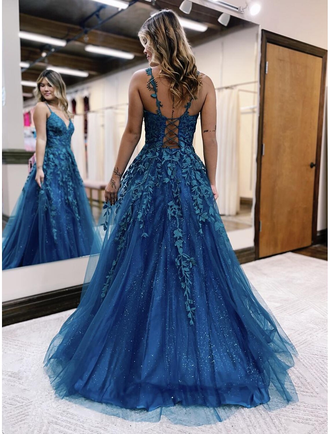 December Wedding Guest Dress A-Line Shine Dress Formal Wedding Party Floor Length Sleeveless V Neck Tulle Backless with Glitter Appliques Prom Dresses