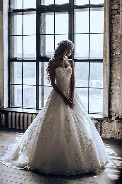 Sweetheart Ball Gown Sweep Train Tulle Wedding Dress with Appliques